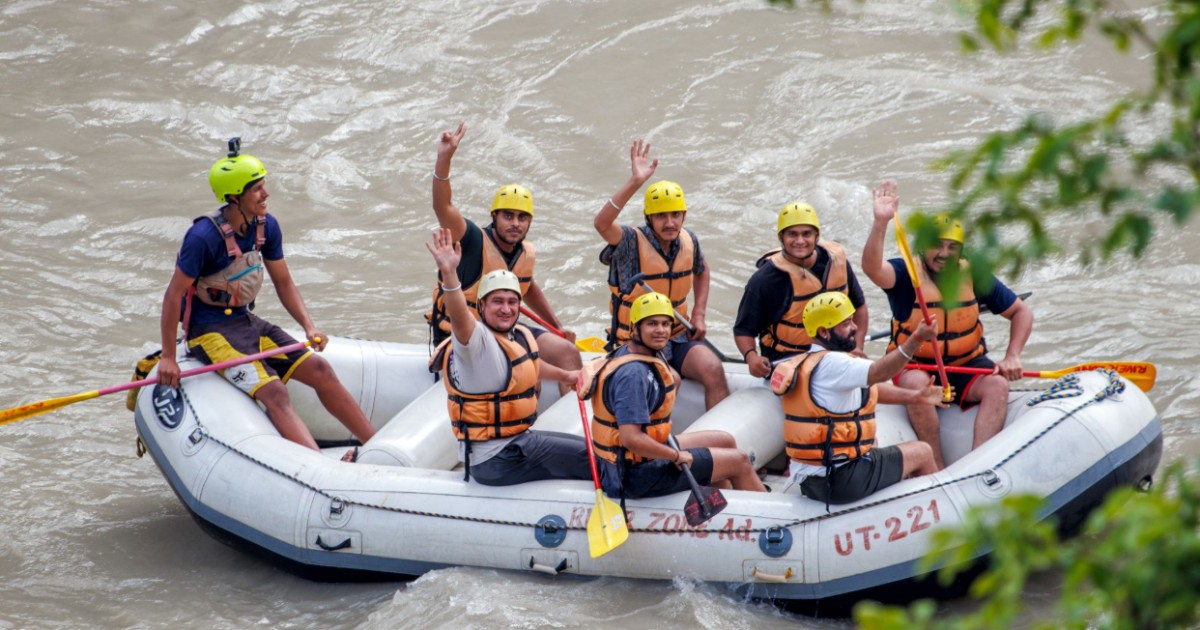 People rafting in Rishikesh