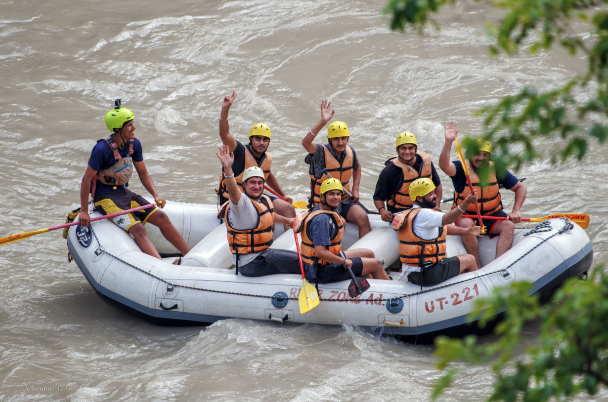 People rafting in Rishikesh