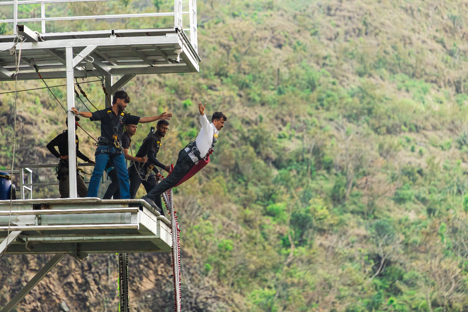 Bungee jumper descending from the platform in Devprayag